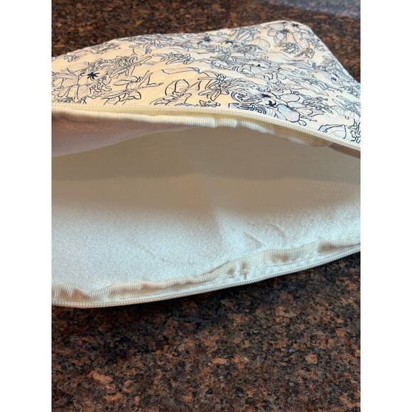 NWOT 13" Laptop Sleeve Quilted White with Blue Floral Print - Picture 4 of 9